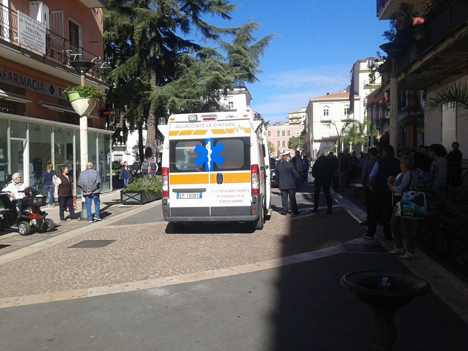 Battipaglia. Panico a via Italia, clochard tenta di tagliarsi le vene.