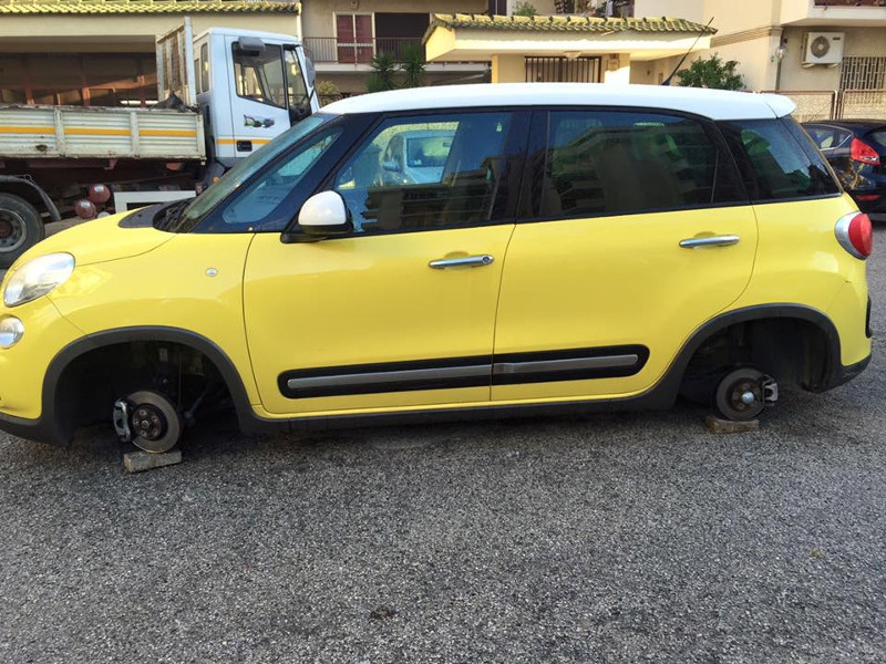 Battipaglia. Continuano i furti. Rubate le ruote a tre auto