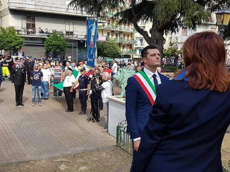 Battipaglia. Deposta in piazza della Repubblica una corona presso il monumento ai caduti