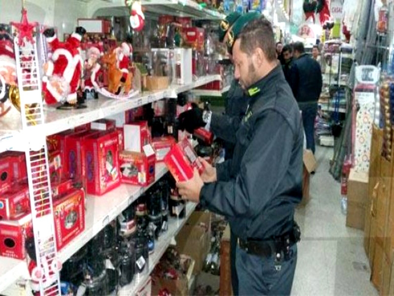 Addobbi natalizi. Maxi sequestro della Guardia di Finanza.