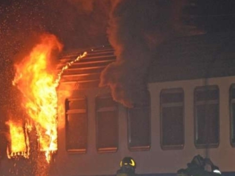 Salerno, vagone in fiamme. Panico all’interno della stazione ferroviaria