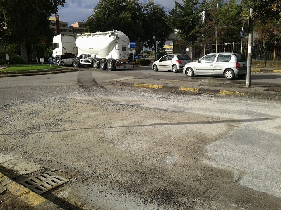 Battipaglia, riparata la voragine, ma sulla strada viene lasciata ghiaia e brecciolino