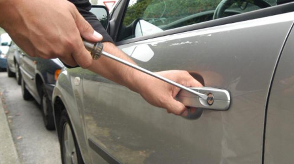 Furti nel parcheggio del “Maximall”. Eseguita custodia cautelare nei confronti di in 16enne