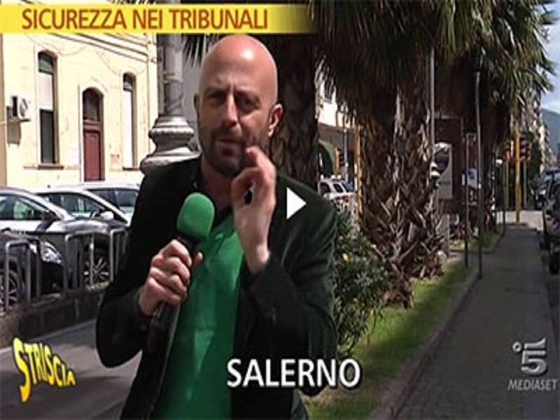 Striscia la Notizia a Salerno. Luca Abete al Tribunale -GUARDA IL VIDEO-