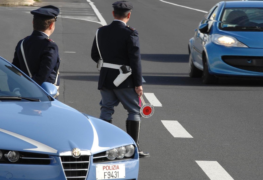 Salerno.Senza patente e assicurazione, centauro forza posto di controllo