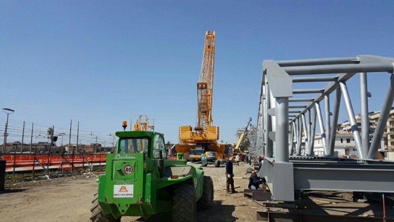 Battipaglia. Installato il ponte sulla ferrovia; un’opera quasi faraonica