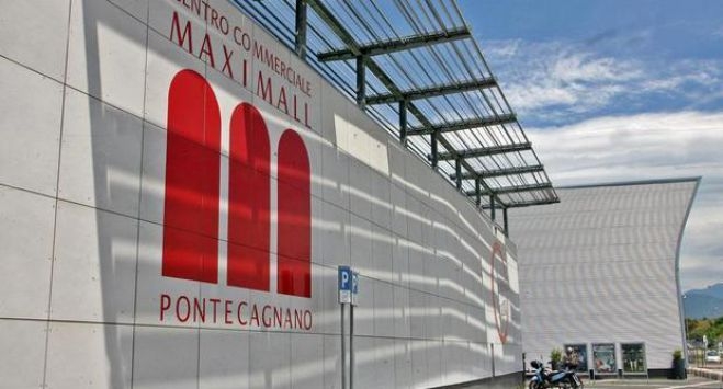 Incendio al Maximall, tanta paura ma nessun ferito