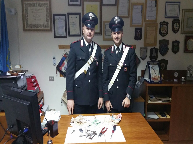 Rubano 4000 euro e si nascondono in un corteo funebre.