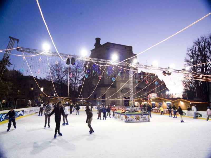 Castellabate, inaugurazione della pista di pattinaggio su ghiaccio ed accensione delle luminarie