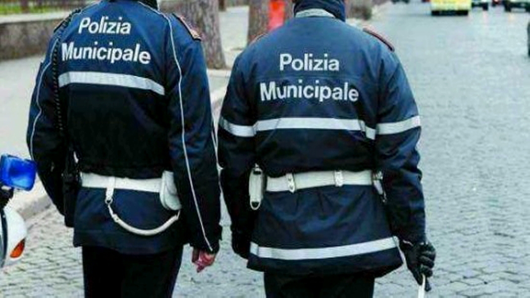 Finto poliziotto deruba 3 minori. Fermato dalla polizia municipale