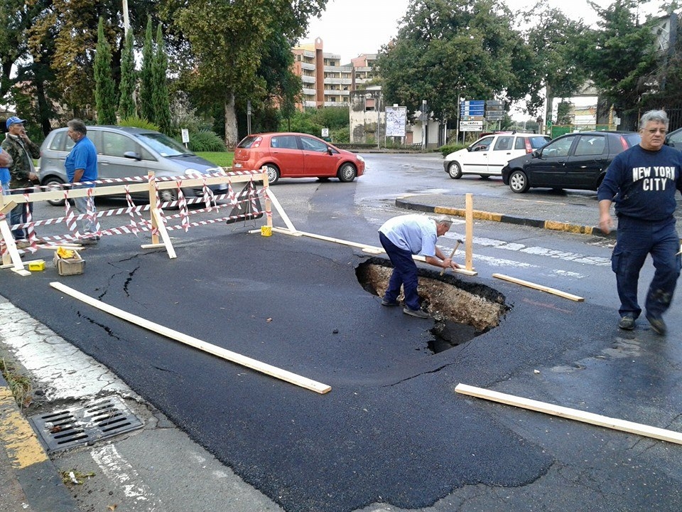 Battipaglia, voragine stradale in viale della Libertà