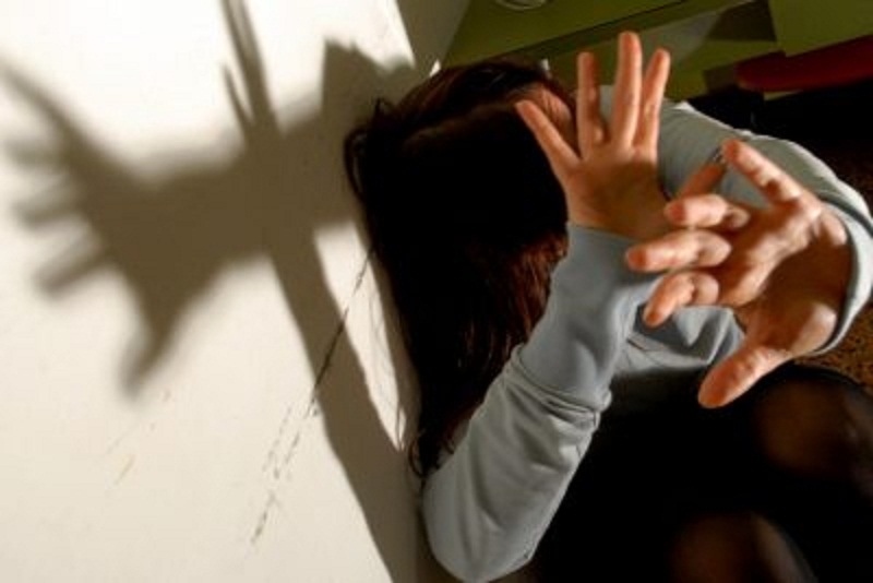 Eboli – Figlio picchia la madre. Non voleva dargli i soldi per la droga