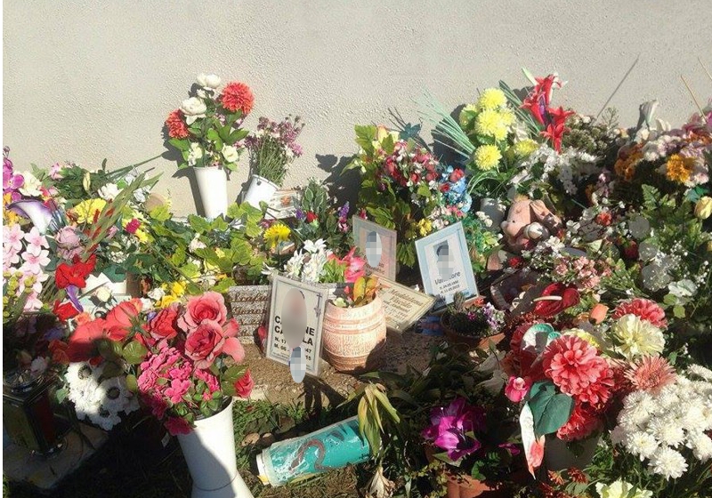 Battipaglia, ammassano fiori e foto dei defunti per effettuare dei lavori
