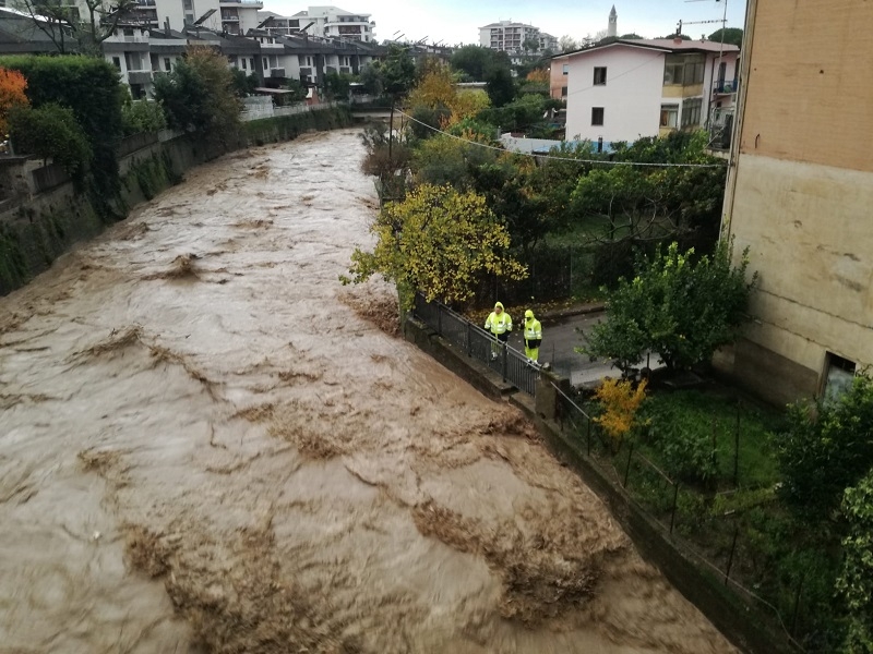 Battipaglia. Tusciano straripa in alcuni punti. Allerta della protezione civile