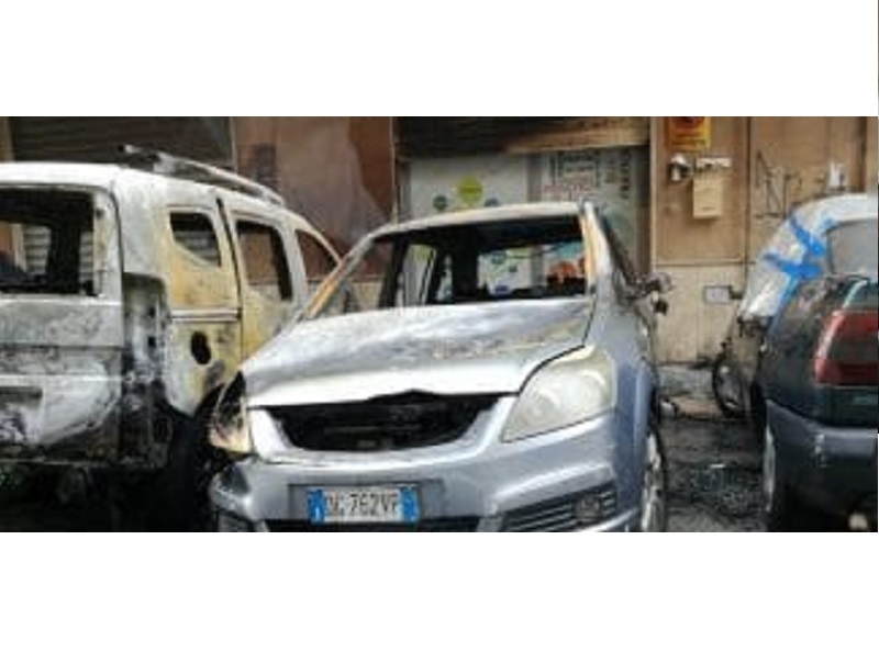 Battipaglia. Quattro auto in fiamme