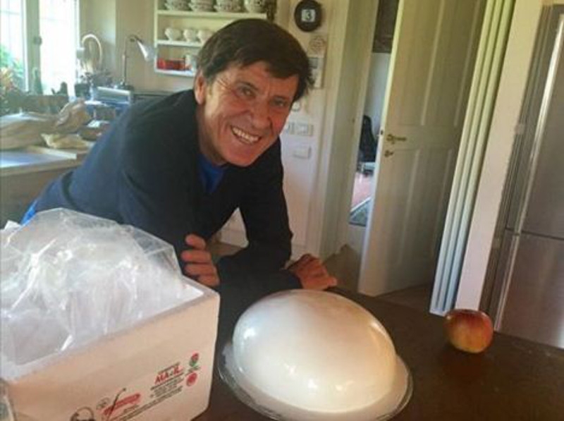 Battipaglia – La Zizzona arriva a casa di Gianni Morandi