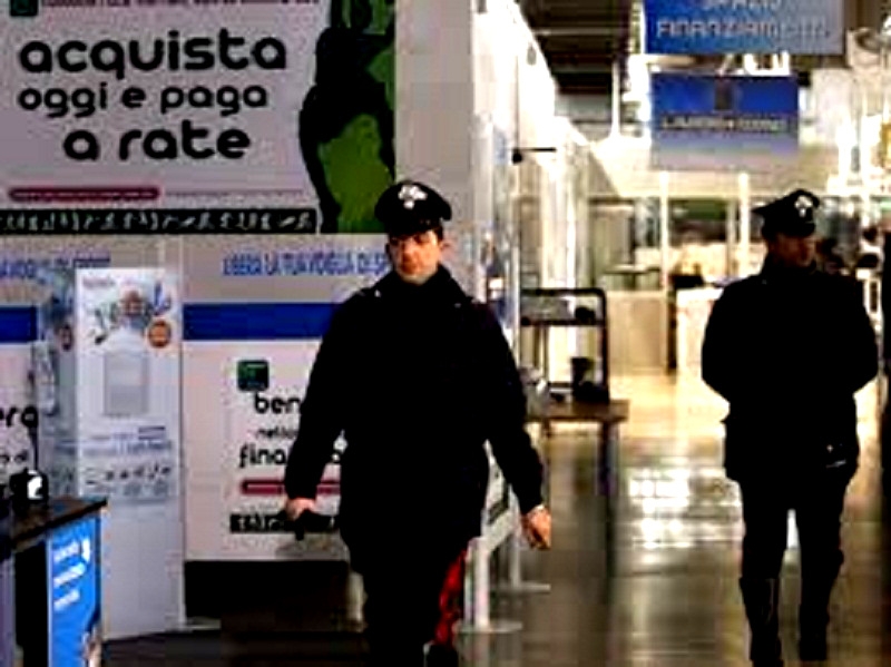 Montecorvino Pugliano. Ruba scarpe da Decathlon, arrestato 28enne