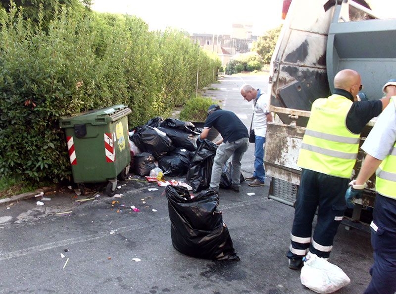 Cava de’ Tirreni, sbagliano la raccolta differenziata sanzionati per 500 euro