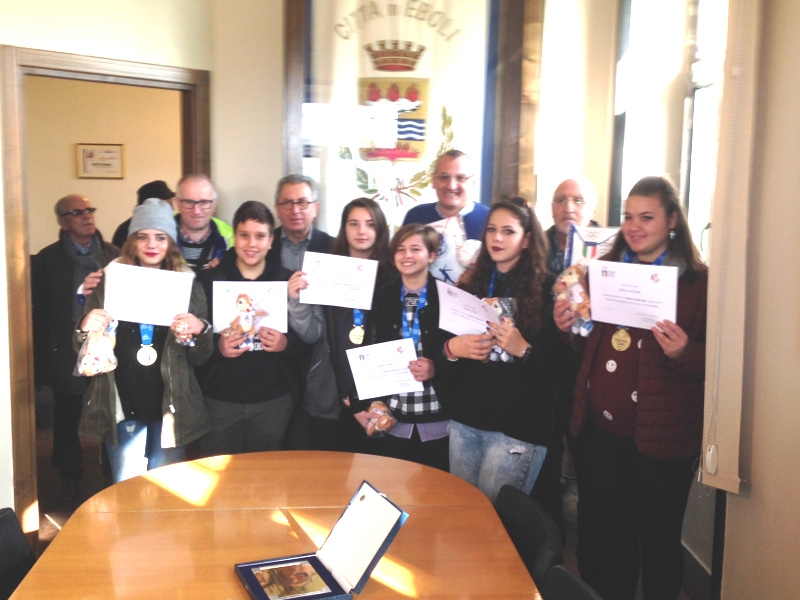 Eboli. Il sindaco premia gli atleti della Polisportiva New Volley Eburum Eboli, campioni italiani di “pallapugno”