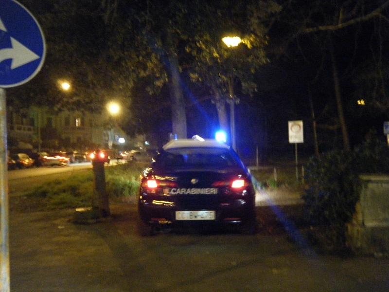 Battipaglia. Non si fermano all’alt dei carabinieri, abbandonano l’auto e si dileguano nella pineta