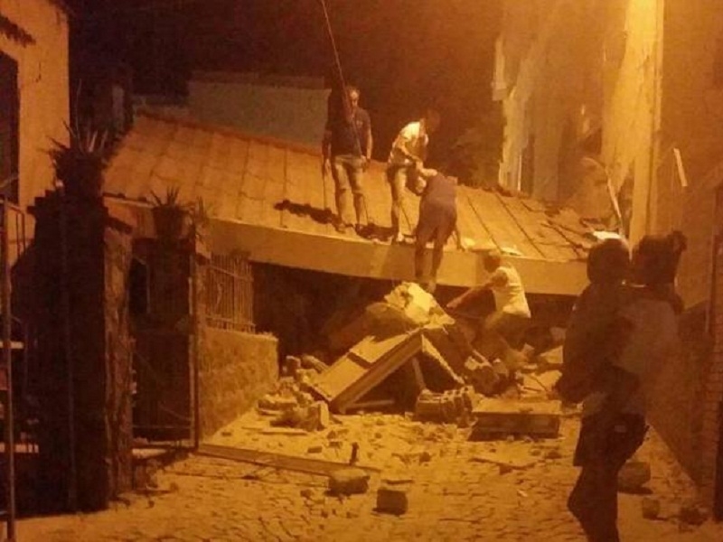 Terremoto a Ischia: due morti e 39 feriti. Salvati due dei tre fratellini sotto le macerie.