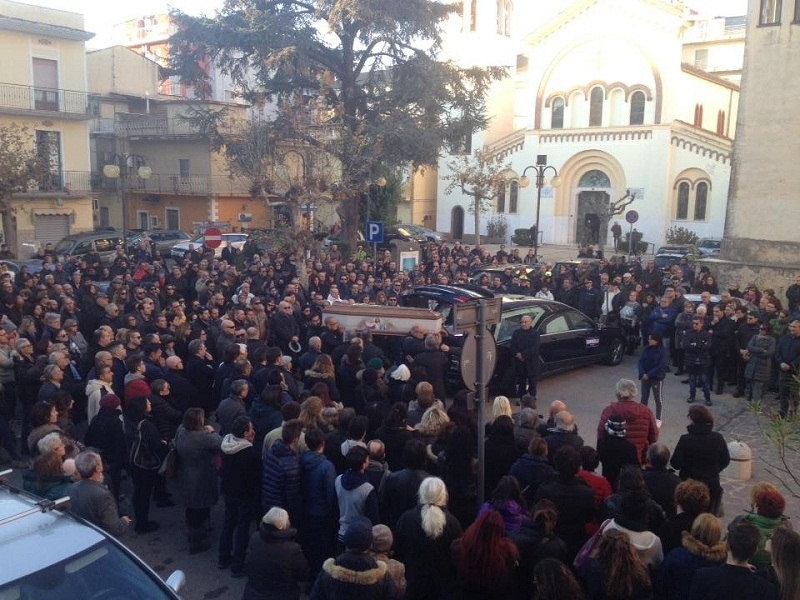 Battipaglia. Folla immensa per l’ultimo saluto a Enrico Lanaro