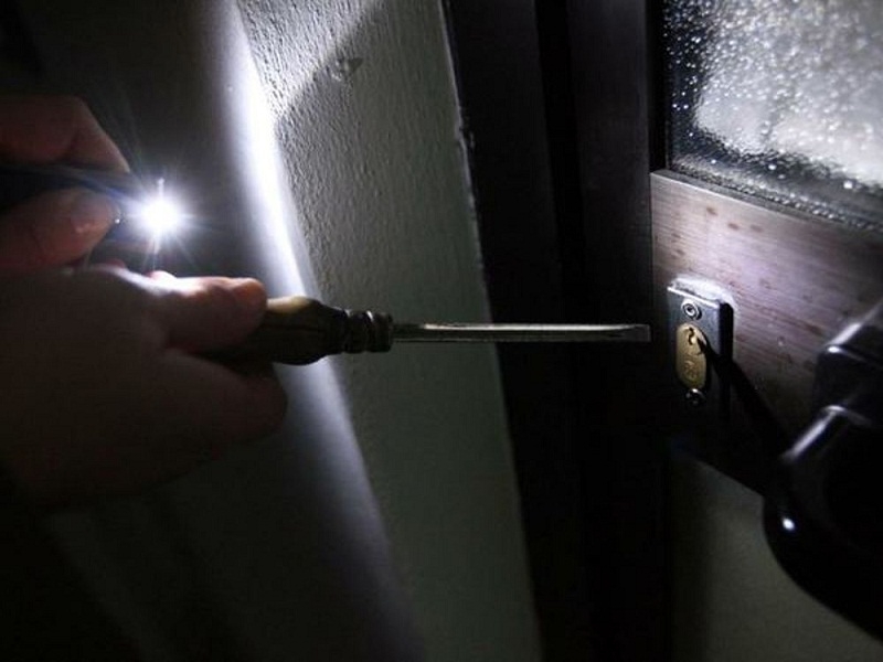 Denunciati per furti in abitazione consumati a Salerno. Individuati grazie ai rilievi della Polizia Scientifica.