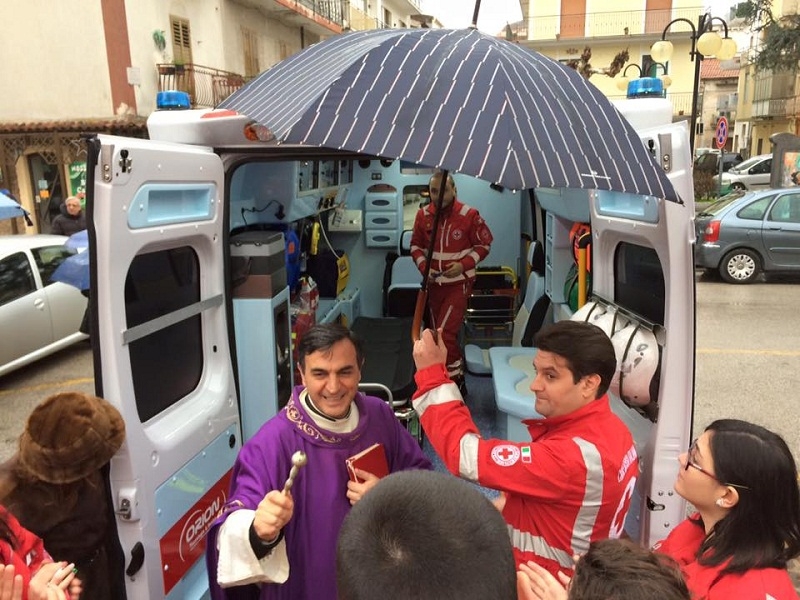 Battipaglia. Nuovo mezzo sanitario per la Croce Rossa. La benedizione di padre Ezio Miceli