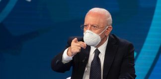 Contrasto al Covid, De Luca vieta feste scolastiche, di laurea e compleanni al chiuso