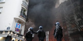 Parigi protesta contro la legge sulla sicurezza. I black-bloc mettono a ferro e fuoco la metropoli.