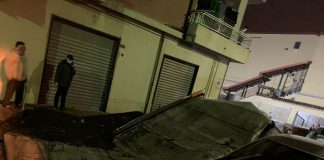 Battipaglia. Maltempo di ieri sera, crolla tetto su autovetture
