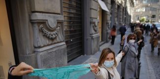 Napoli. Negozianti “tutti in mutande” per protestare contro le restrizioni Covid