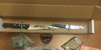 Salerno. Spaccio: arrestata 45enne sorpresa con droga e coltello in borsa