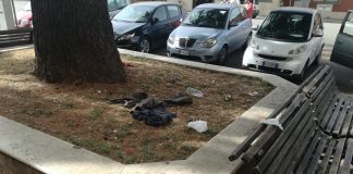 Battipaglia. Sporcizia in Piazza Farina, gli operatori commerciali protestano (Vedi foto)