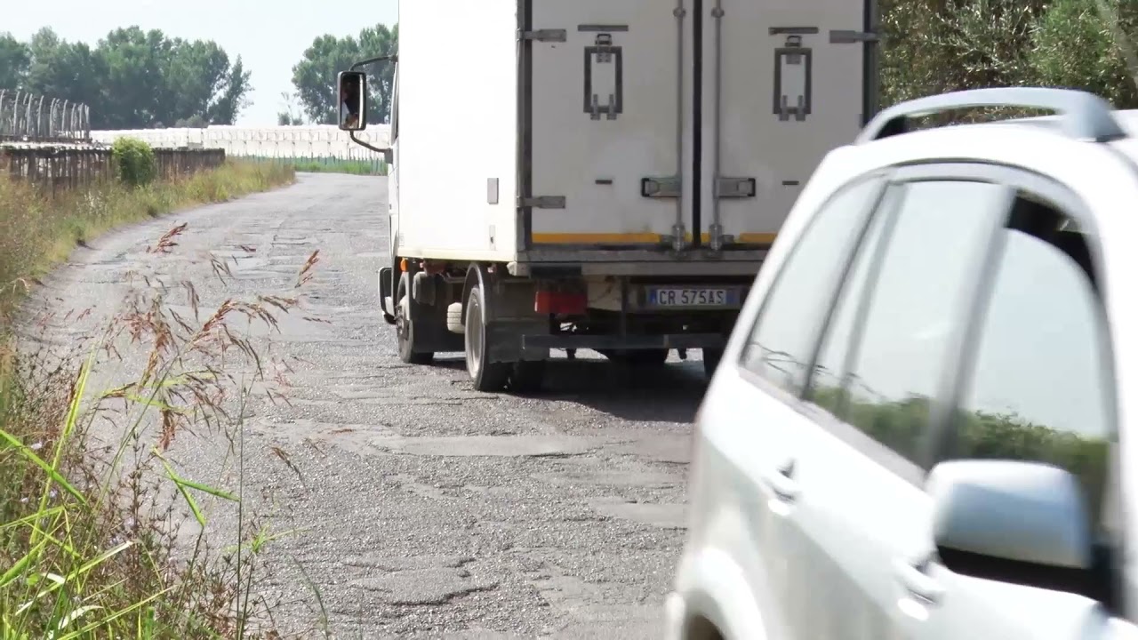 Battipaglia. Strada provinciale dissestata. Via Antico Cilento, automobilisti a rischio (Video)
