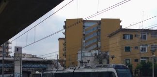 San Giorgio a Cremano. Si distende in mezzo alle rotaie, illeso al passaggio del treno