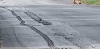 Battipaglia. Zona industriale. Lavori di scavo danneggiano gravemente la sede stradale (Video)