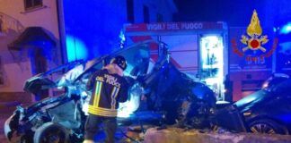 Avellino. Volkswagen New Beetle si schianta su un muretto, morti due giovani