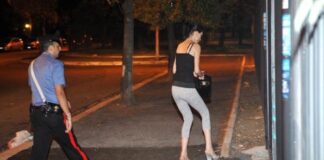 Eboli. Deruba i clienti anziani in litoranea: caccia a una prostituta prostituta