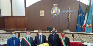 Battipaglia. Braccianti agricoli stranieri, Cammarano consegna al Console del Marocco 250 giubbotti catarifrangenti