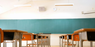 Battipaglia. Primo giorno di scuola, migliaia di studenti tornano in aula