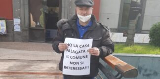 L’Iacp non ripara l’immobile di Massimo De Rosa, inscenata una protesta davanti al Comune