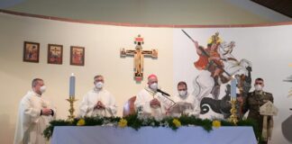 Salerno. La reliquia di San Giorgio alle Guide, l’arcivescovo Bellandi celebra il solenne rito (vedi foto)