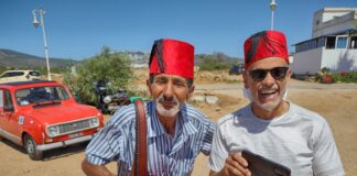 L’antennista Renato Petruzzello, a bordo della sua Renault 4, è giunto a Teuotan Tangerì (Marocco)