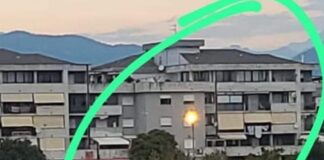 Battipaglia. Foto segnalazione dei cittadini. Area esterna stadio Pastena, faro acceso da 5 giorni