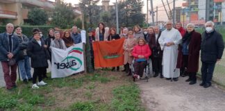 Battipaglia. “Alberi Custodi”, l’Auser pianta un cipresso toscano nel campetto della Chiesa di Sant’Antonio (vedi video cerimonia)