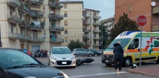 Battipaglia. Via Domodossola, motociclista finisce in ospedale dopo impatto con un’automobile
