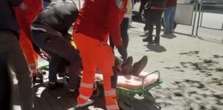 Battipaglia. Cade sul marciapiede dissestato in Piazza Madonnina, anziana donna finisce in ospedale (vedi foto)