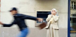 Battipaglia. Paura ieri sera in via Cavour per uno scippo a una sessantenne, la donna finisce in ospedale