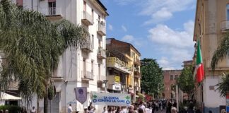Battipaglia. Contro la fame nel mondo, 750 alunni dell’IC G. Marconi sfilano in piazza A. Moro (vedi foto)